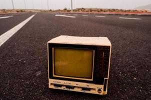 televisão velha na estrada foto