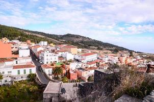 vista de uma pequena cidade foto