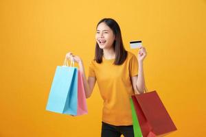 mulher segurando sacolas de compras foto