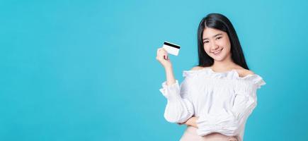 mulher segurando cartão de crédito