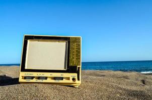 televisão velha na areia foto