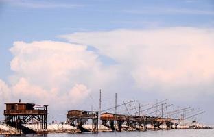 rede de pesca à beira-mar foto