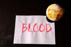 sangue escrito em papel foto