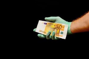 mão segurando notas de euro foto