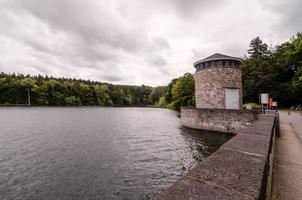 vista de uma barragem de água alemã foto