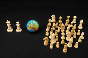 figuras de xadrez em fundo preto foto