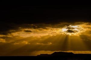 montanhas sobre o pôr do sol foto