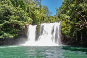 cachoeira klong chao na ilha koh kood trat thailand.koh kood, também conhecida como ko kut, é uma ilha no golfo da tailândia foto