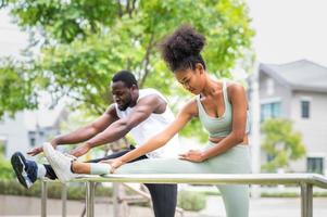 casal afro-americano fazendo exercício foto