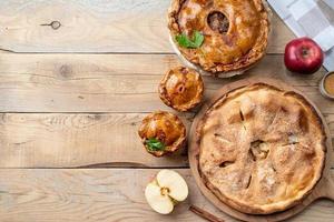 carne caseira e torta de maçã com vegetação em fundo de madeira foto