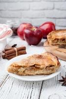 torta de maçã caseira com maçãs vermelhas frescas foto