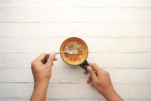 xícara de sopa instantânea em uma caneca na mesa foto