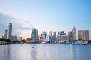 singapore marina bay 1 de junho de 2022 vista de baixo ângulo dos edifícios da cidade de singapura. foto