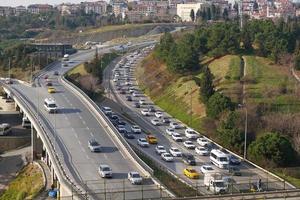 peru istambul 12 de janeiro de 2023, muitos carros em alta distância na vista superior da manhã foto