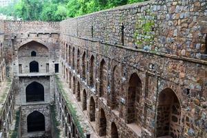 agrasen ki baoli passo bem situado no meio de connaught colocado nova deli índia, antiga construção de arqueologia antiga foto