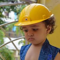 menino bonitinho shivaay sapra na varanda de casa durante o verão, sessão de fotos de menino doce durante a luz do dia, menino curtindo em casa durante sessão de fotos