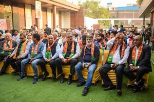 delhi, índia, 02 de dezembro de 2022 -bharatiya janata partidário bjp durante mega road show em apoio ao candidato bjp pankaj luthara para arquivar documentos de nomeação antes das eleições do órgão local mcd 2022 foto