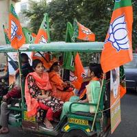 delhi, índia, 02 de dezembro de 2022 -bharatiya janata partidário bjp durante mega road show em apoio ao candidato bjp pankaj luthara para arquivar documentos de nomeação antes das eleições do órgão local mcd 2022 foto