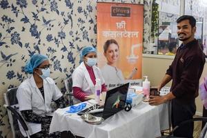 delhi, índia - 19 de novembro de 2022 - acampamento básico de check-up de saúde de rotina foi organizado por médicos especializados do hospital max, paciente em check-up anual de saúde, médico fazendo check-up de saúde para paciente foto