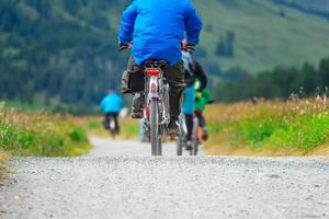 andar de bicicleta em pista de terra em prados de montanha foto