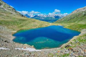 lago languard pequeno lago alpino nos alpes rhaetian no vale de engadine foto