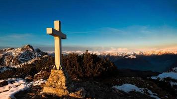panorama da montanha do cume onde uma cruz é colocada