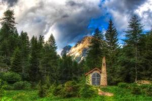 pequena igreja de montanha foto