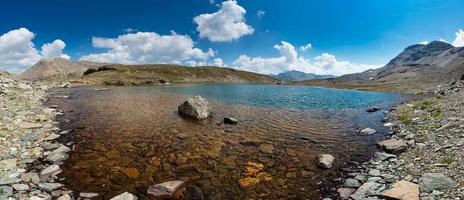 panrama de um pequeno lago de montanha foto