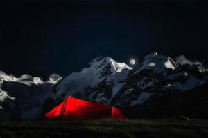 tenda para alpinistas aventureiros. nas montanhas de fundo de ic foto