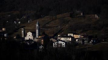 sottochiesa. pequena aldeia montanhosa dos Alpes italianos na província lombarda de bergamo foto