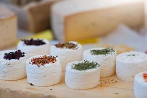 composição tradicional de queijo de cabra artesanal com especiarias e queijo selvagem foto