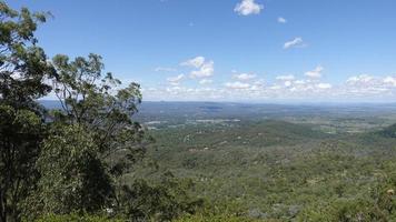 vista do céu nublado no topo da montanha no mirante do ponto de piquenique de towoomba na crista da grande cordilheira divisória, cerca de 700 metros (2.300 pés) acima do nível do mar, queensland, austrália. foto