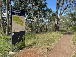 Toowoomba, Queensland, Austrália. - em 06 de janeiro de 2023. - bushland trial no picnic point parkland é um espaço verde público, mirante e trilhas para caminhada no alto da colina. foto