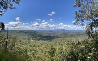 vista do céu nublado no topo da montanha no mirante do ponto de piquenique de towoomba na crista da grande cordilheira divisória, cerca de 700 metros (2.300 pés) acima do nível do mar, queensland, austrália. foto