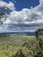 vista do céu nublado no topo da montanha no mirante do ponto de piquenique de towoomba na crista da grande cordilheira divisória, cerca de 700 metros (2.300 pés) acima do nível do mar, queensland, austrália. foto