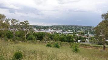 drummond apex lookout armidale, new south wales, austrália, vista da cidade nas margens do dumaresq creek, nos planaltos do norte na região da nova inglaterra. foto