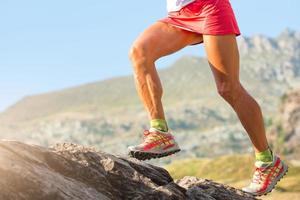 pernas de mulher skyrunner com músculos e veias em ação foto