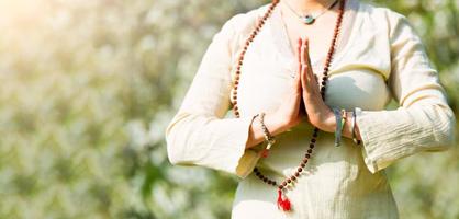 posição de ioga na oração de uma menina foto