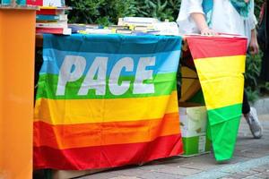 mesa de coleta de assinaturas com bandeira da paz do arco-íris foto