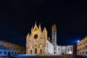 a catedral de siena na toscana à noite foto