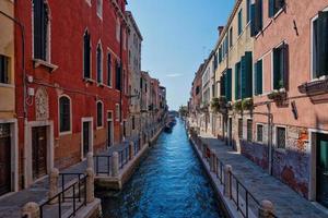 vista de um canal na lagoa de veneza foto