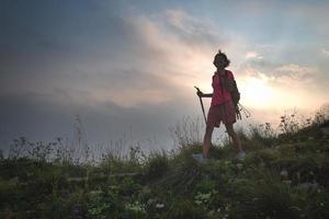 menina sozinha nas colinas caminha nos prados foto