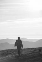 homem solitário nas montanhas foto
