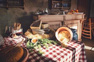 cama e café da manhã característicos nos alpes italianos com produtos típicos locais foto