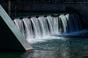 uma pequena barragem em um país no norte da Itália foto