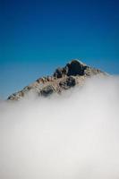 montanha dos alpes de bergamo saindo das nuvens foto