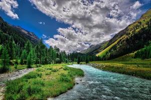 rio de montanha nos alpes suíços foto