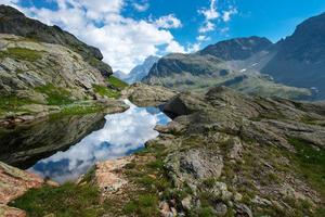 pequeno lago de alta montanha com transparente foto