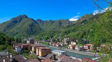 panorama da estância turística lombarda de san pellegrino terme foto