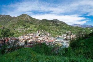 a zona sul com a igreja paroquial de san pellegrino terme foto